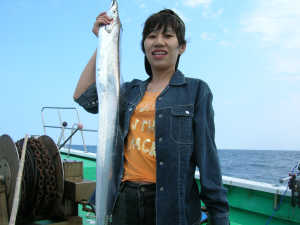 太刀魚　125cm　GET！☆^v(*^∇')乂('∇^*)v^☆ヤッタネ!!釣大好き美女　榊原さん  9KB